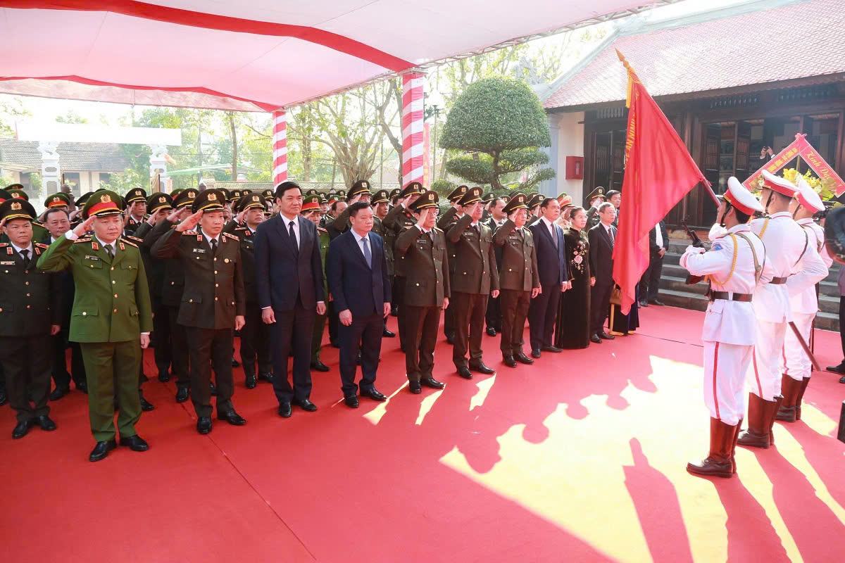 Dâng hương tưởng niệm 110 năm Ngày sinh đồng chí Trần Quốc Hoàn