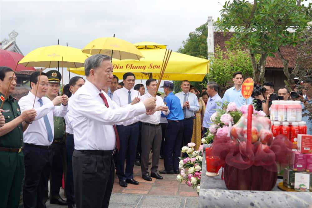 Tổng Bí thư Tô Lâm dâng hương tưởng nhớ Chủ tịch Hồ Chí Minh tại Nghệ An