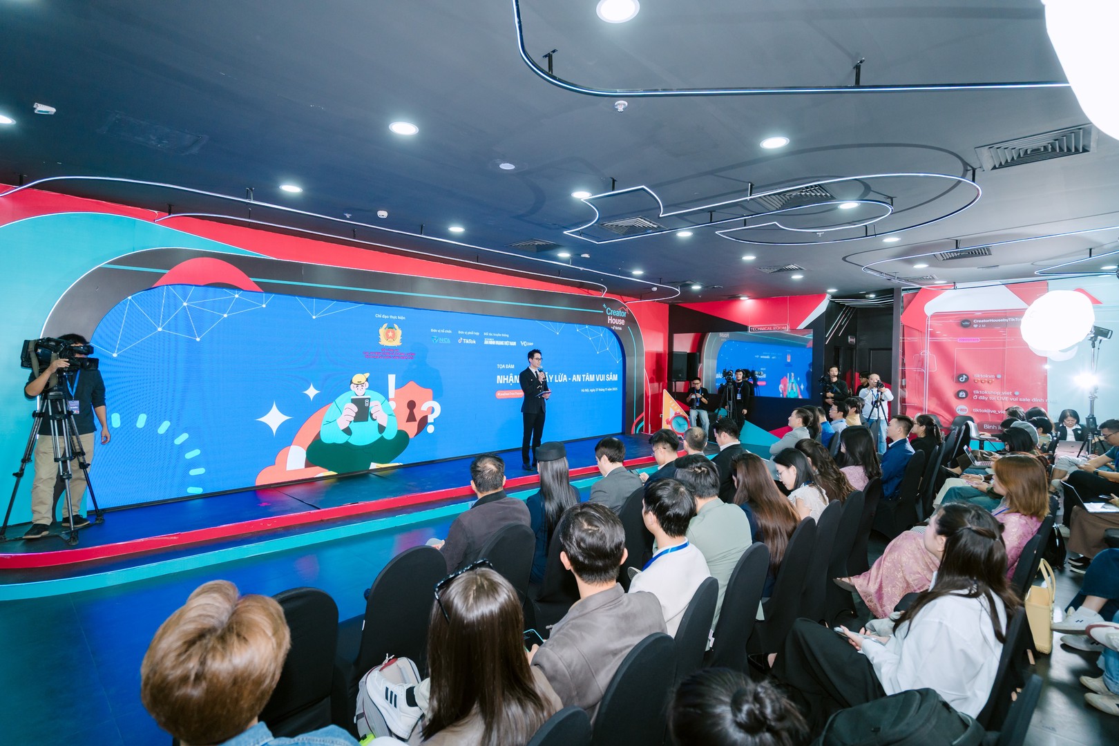 <a href='/Chi-tiet-tin/chong-lua-dao-truc-tuyen-2025-lan-toa-thong-diep-“nhan-dien-bay-lua-an-tam-vui-sam”-279.html' >Chống lừa đảo trực tuyến 2025: Lan tỏa thông điệp “Nhận diện bẫy lừa - An tâm vui sắm”</a> Chống lừa đảo trực tuyến 2025: Lan tỏa thông điệp “Nhận diện bẫy lừa - An tâm vui sắm”